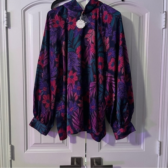 🆕💜Stunning Floral Blouse by Oddi - Picture 4 of 10